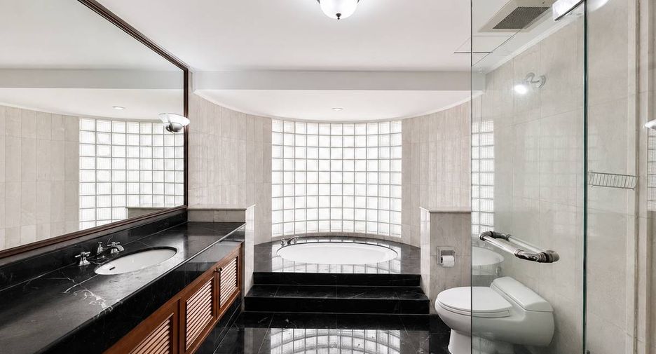 For rent 4 bedrooms condo in Khlong Toei, Bangkok
