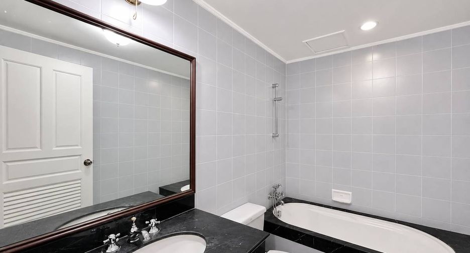 For rent 4 bedrooms condo in Khlong Toei, Bangkok