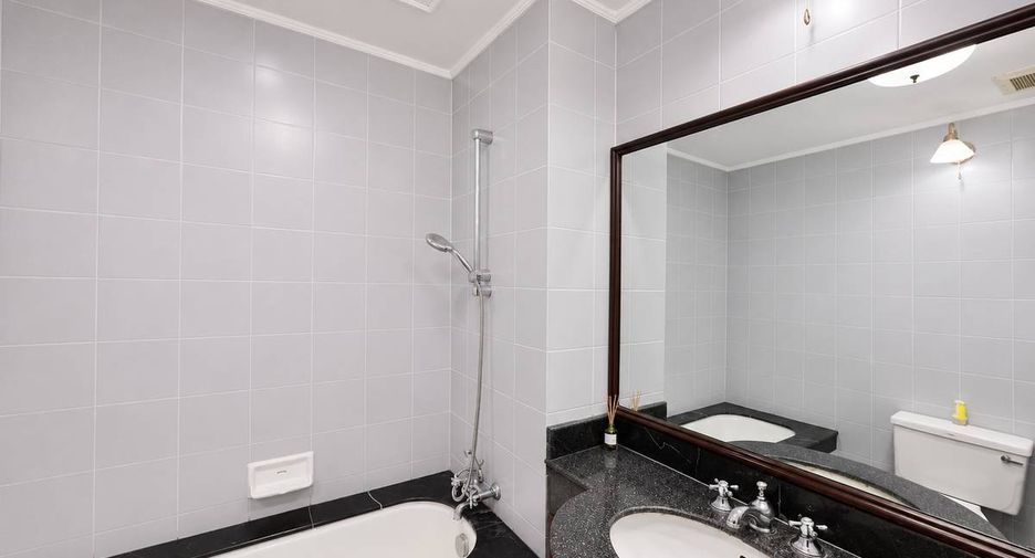 For rent 4 bedrooms condo in Khlong Toei, Bangkok