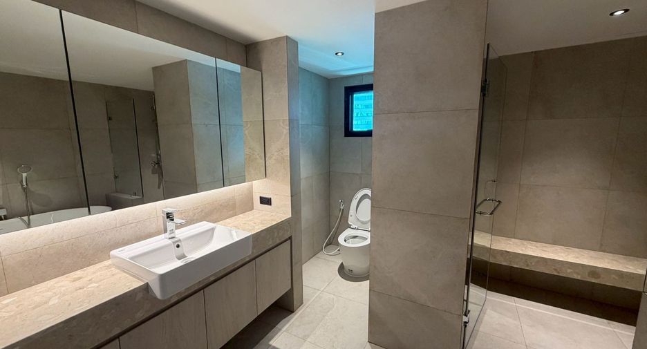 Condo en alquiler de 3 habitaciones en Watthana, Bangkok