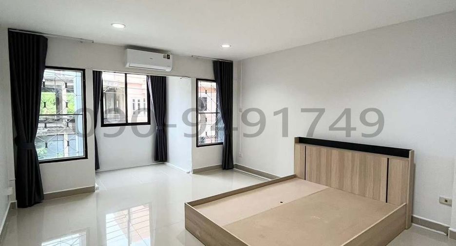 Reihenhaus zur Miete mit 4 Zimmer in Bang Khen, Bangkok