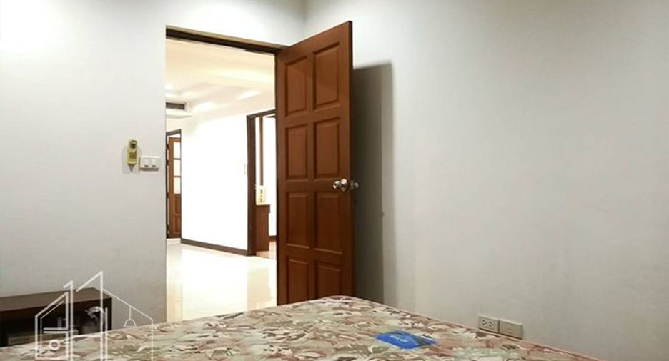 For rent 3 bedrooms condo in Watthana, Bangkok