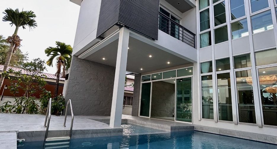 For rent 3 bedrooms house in Khlong Toei, Bangkok