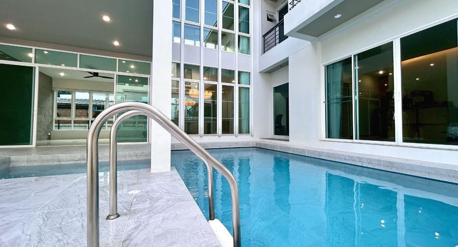 For rent 3 bedrooms house in Khlong Toei, Bangkok