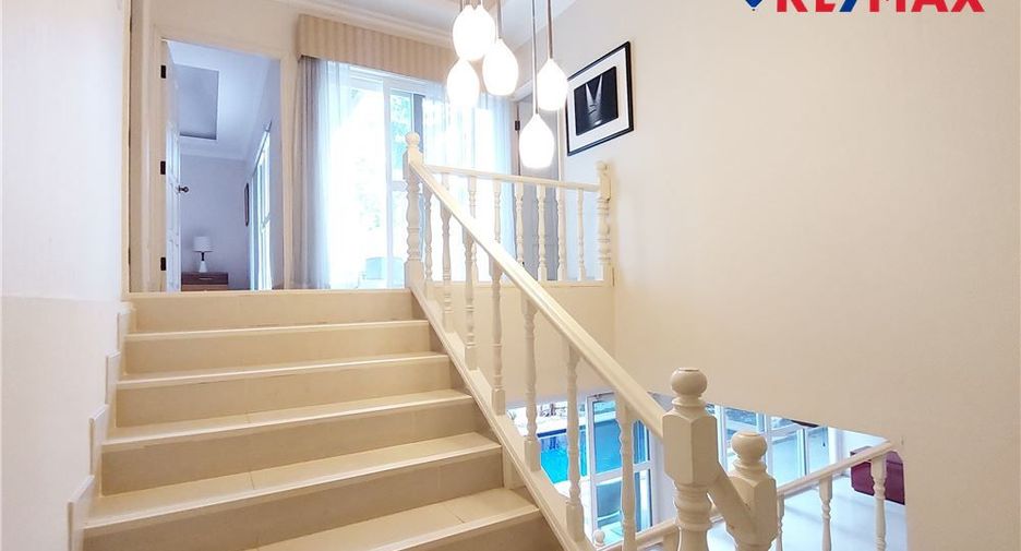 For rent 3 bedrooms house in Pratumnak, Pattaya