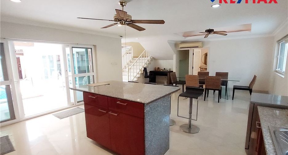 For rent 3 bedrooms house in Pratumnak, Pattaya