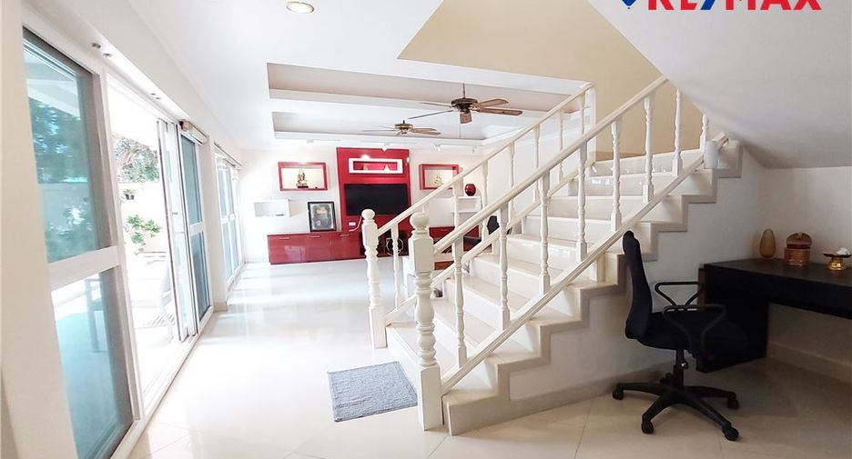 For rent 3 bedrooms house in Pratumnak, Pattaya