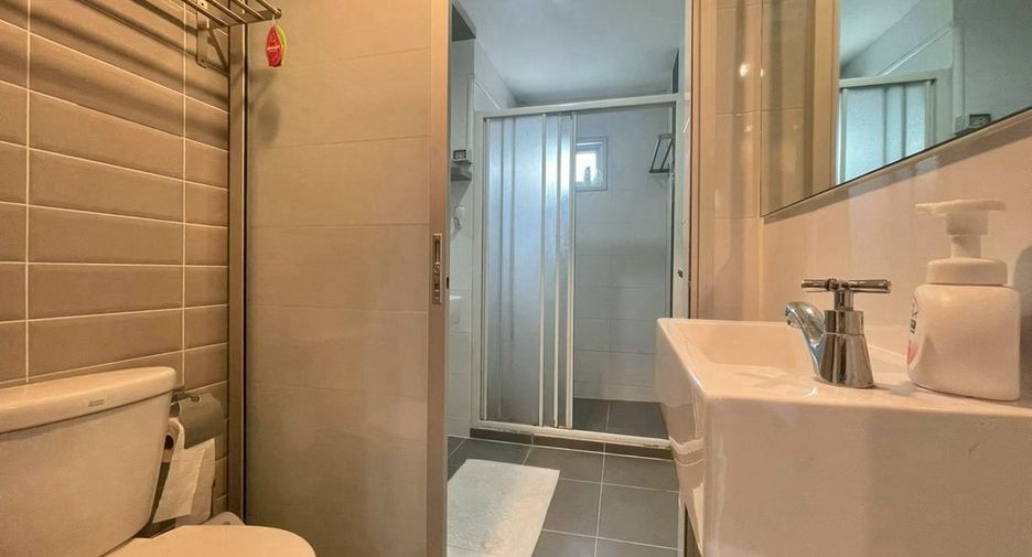 Condo en alquiler de 2 habitaciones en Huai Khwang, Bangkok