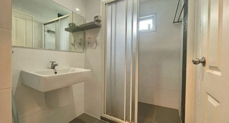 Condo en alquiler de 2 habitaciones en Huai Khwang, Bangkok