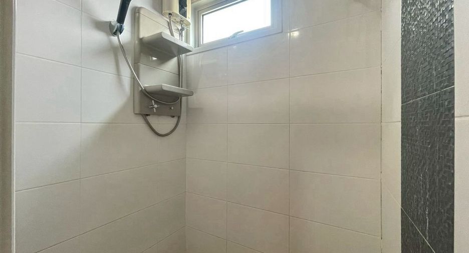 Condo en alquiler de 2 habitaciones en Huai Khwang, Bangkok