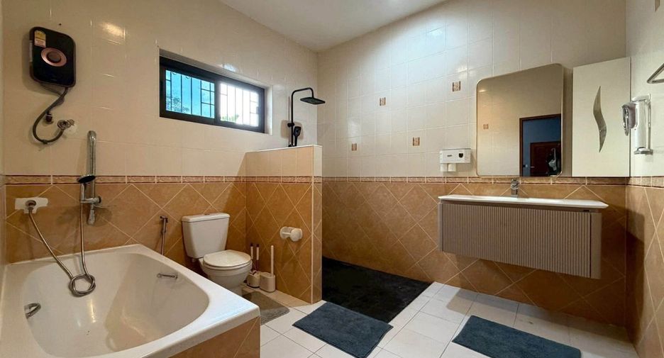 À vendre 4 chambres maison à Huay Yai, Pattaya