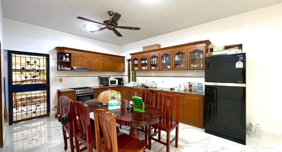 À vendre 4 chambres maison à Huay Yai, Pattaya