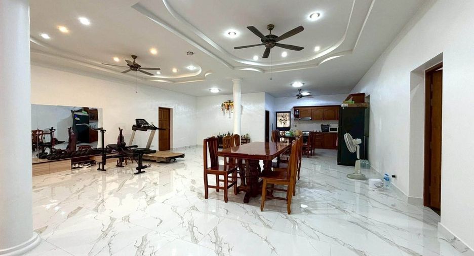 À vendre 4 chambres maison à Huay Yai, Pattaya