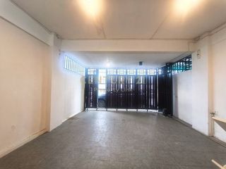 For sale 3 bedrooms townhouse in Huai Khwang, Bangkok