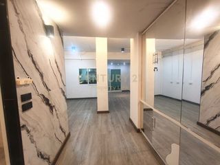 For sale 3 bedrooms townhouse in Huai Khwang, Bangkok