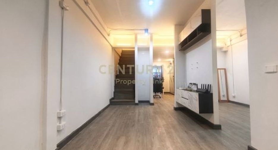 For sale 3 bedrooms townhouse in Huai Khwang, Bangkok