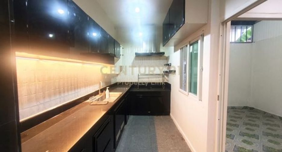 For sale 3 bedrooms townhouse in Huai Khwang, Bangkok