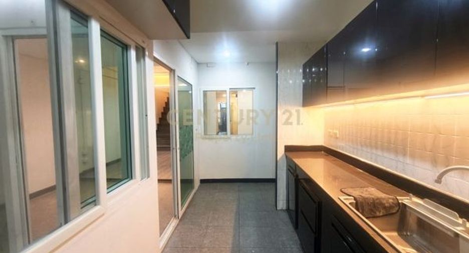 For sale 3 bedrooms townhouse in Huai Khwang, Bangkok