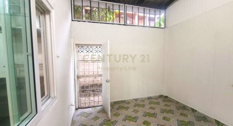 For sale 3 bedrooms townhouse in Huai Khwang, Bangkok