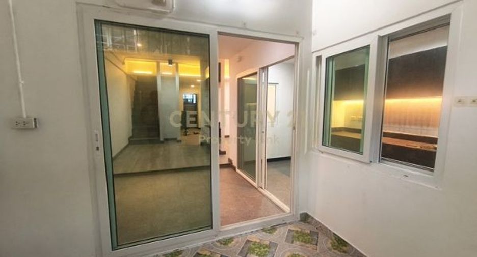 For sale 3 bedrooms townhouse in Huai Khwang, Bangkok