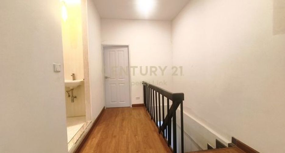 For sale 3 bedrooms townhouse in Huai Khwang, Bangkok