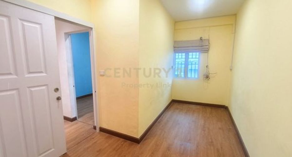 For sale 3 bedrooms townhouse in Huai Khwang, Bangkok