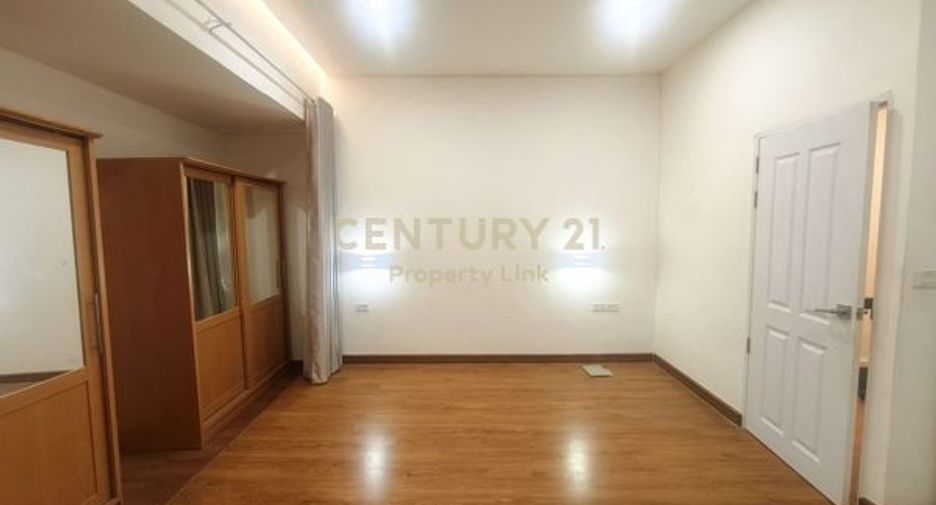 For sale 3 bedrooms townhouse in Huai Khwang, Bangkok