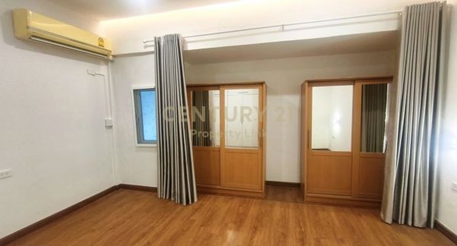 For sale 3 bedrooms townhouse in Huai Khwang, Bangkok