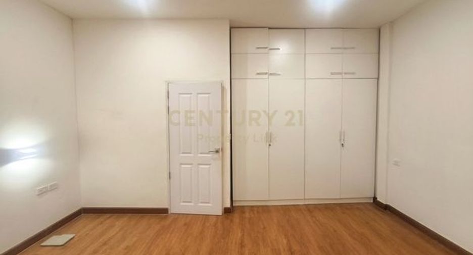 For sale 3 bedrooms townhouse in Huai Khwang, Bangkok