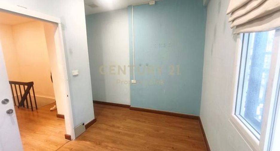 For sale 3 bedrooms townhouse in Huai Khwang, Bangkok