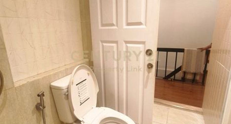 For sale 3 bedrooms townhouse in Huai Khwang, Bangkok