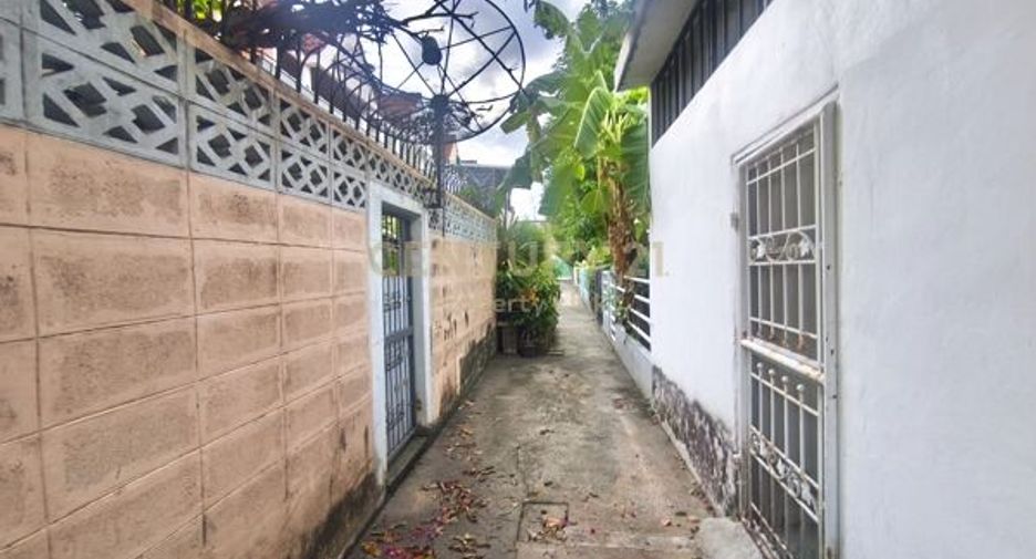 For sale 3 bedrooms townhouse in Huai Khwang, Bangkok