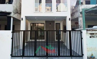 Casa adosada en venta de 3 habitaciones en Taling Chan, Bangkok