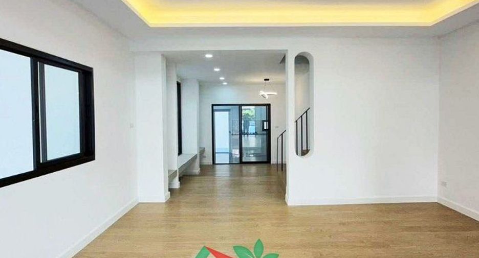 Casa adosada en venta de 3 habitaciones en Taling Chan, Bangkok