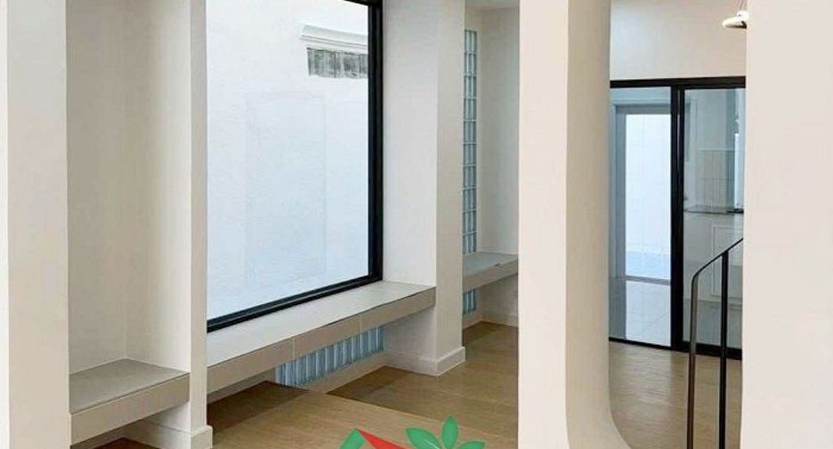 Casa adosada en venta de 3 habitaciones en Taling Chan, Bangkok