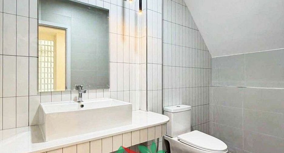 Casa adosada en venta de 3 habitaciones en Taling Chan, Bangkok