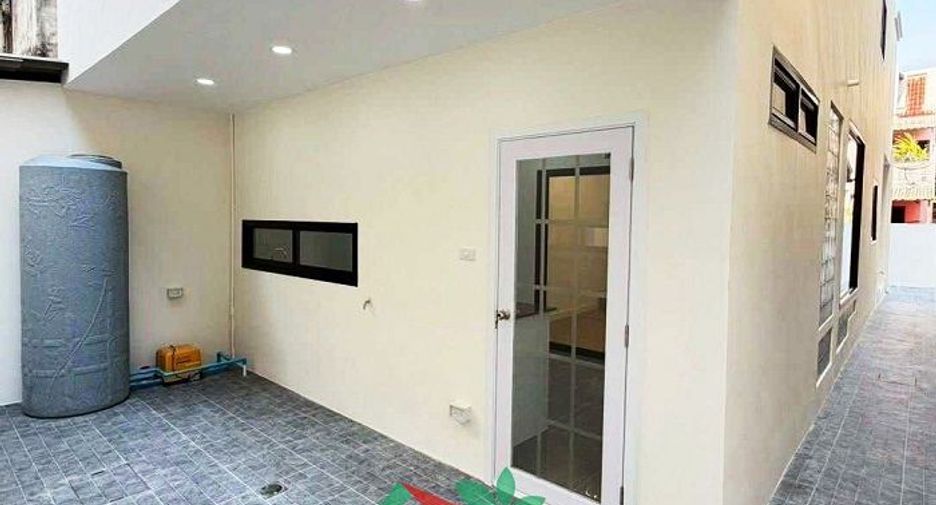 Casa adosada en venta de 3 habitaciones en Taling Chan, Bangkok