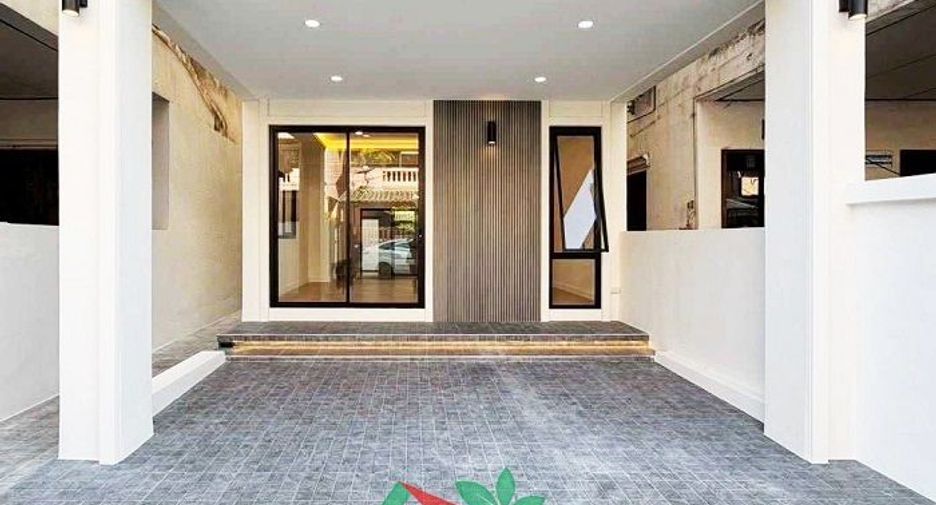 Casa adosada en venta de 3 habitaciones en Taling Chan, Bangkok