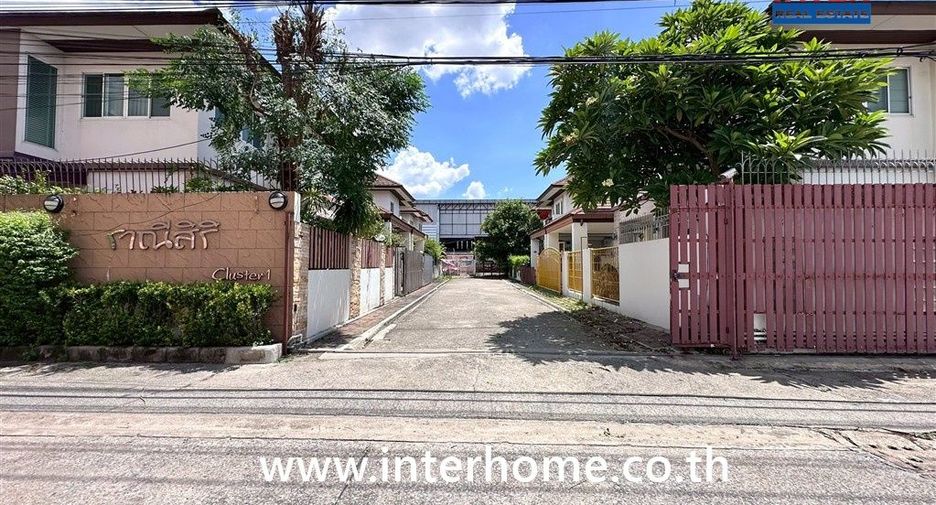 For sale 3 ベッドルーム house in Lat Phrao, Bangkok