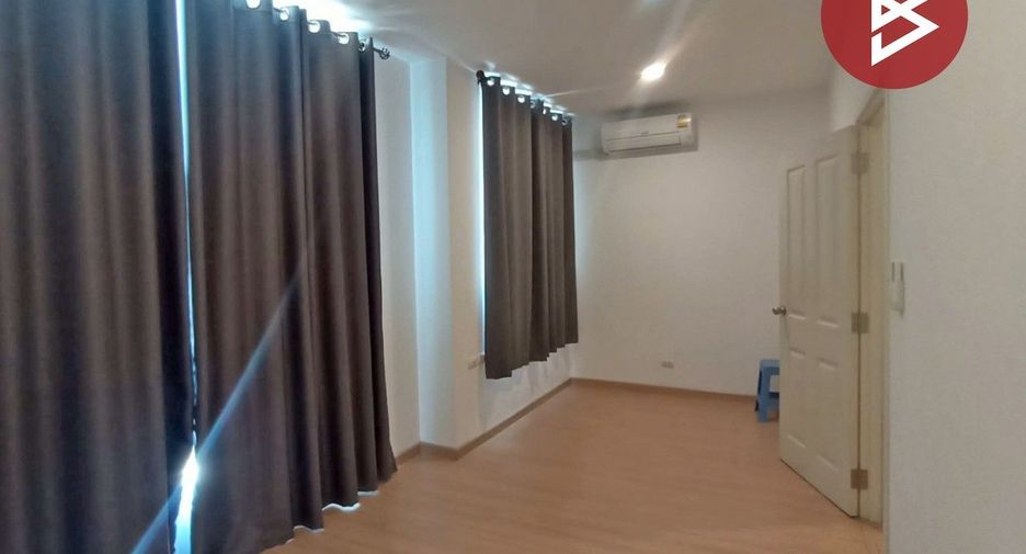 For sale 4 bedrooms townhouse in Mueang Samut Prakan, Samut Prakan