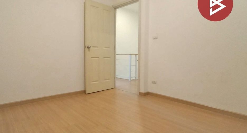 For sale 4 bedrooms townhouse in Mueang Samut Prakan, Samut Prakan