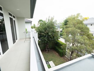 À louer et à vendre 4 chambres maison à Prawet, Bangkok