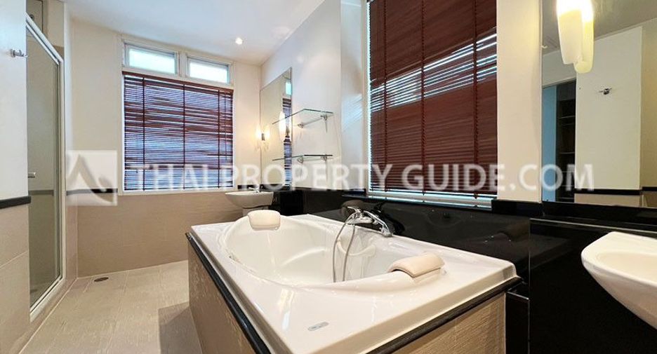 For rent 4 bedrooms apartment in Phra Khanong, Bangkok