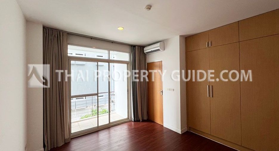 For rent 4 bedrooms apartment in Phra Khanong, Bangkok