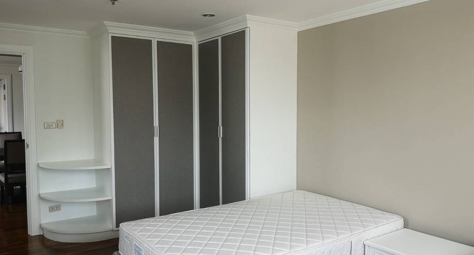 For rent 3 bedrooms apartment in Watthana, Bangkok