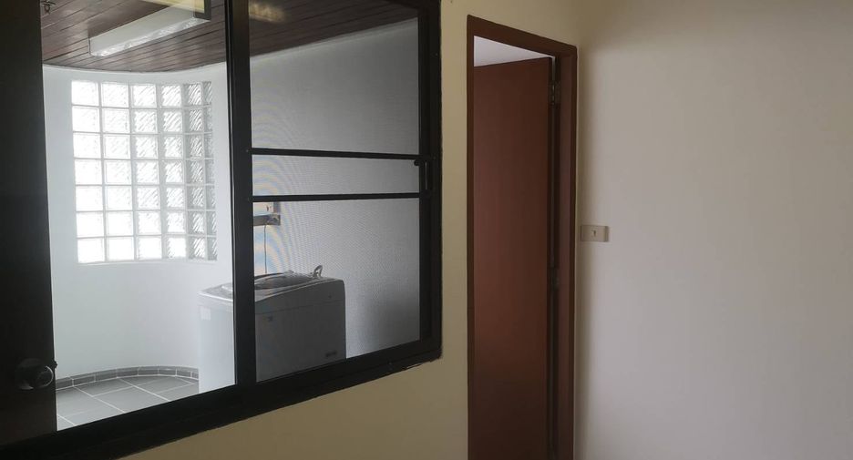 For rent 3 bedrooms apartment in Watthana, Bangkok