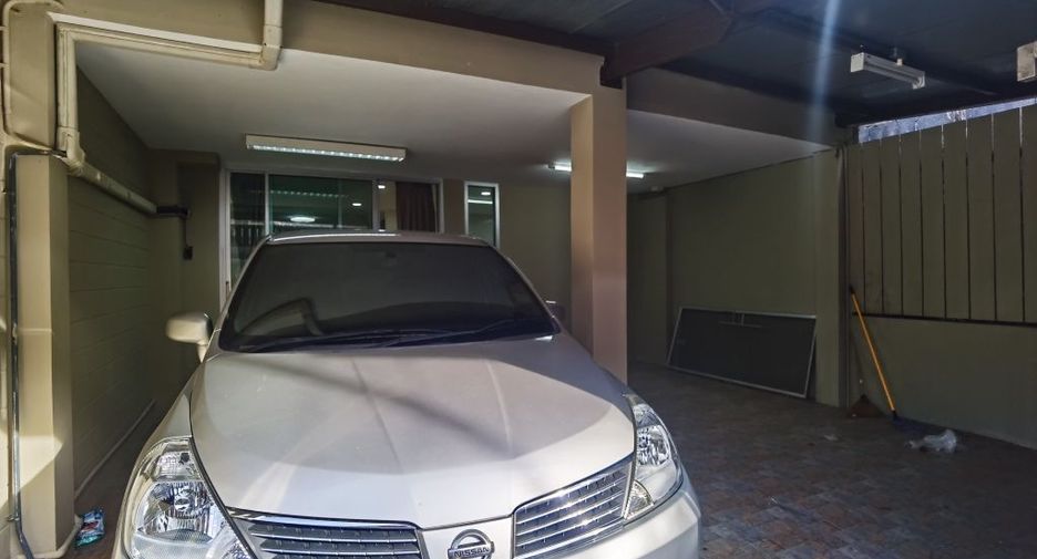 For rent 4 bedrooms townhouse in Watthana, Bangkok
