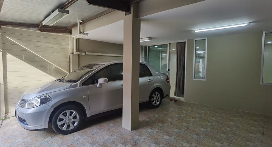 For rent 4 bedrooms townhouse in Watthana, Bangkok
