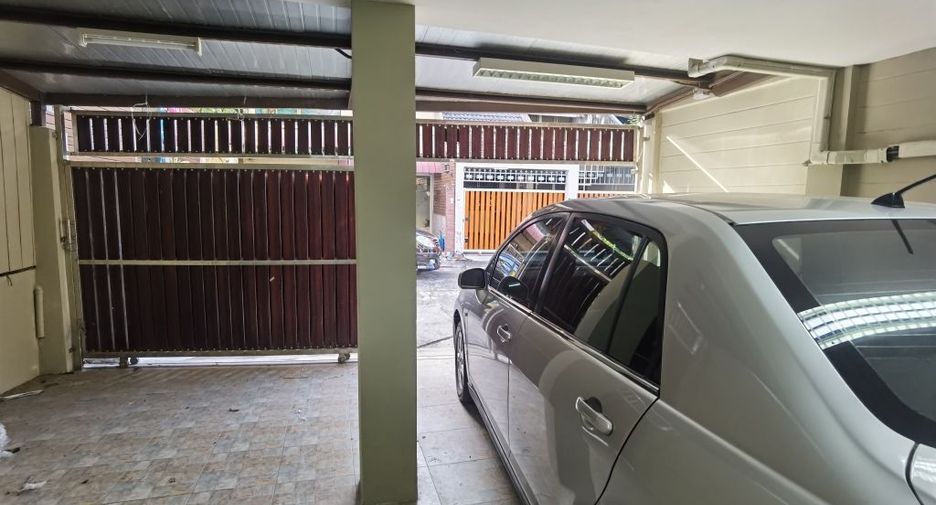 For rent 4 bedrooms townhouse in Watthana, Bangkok