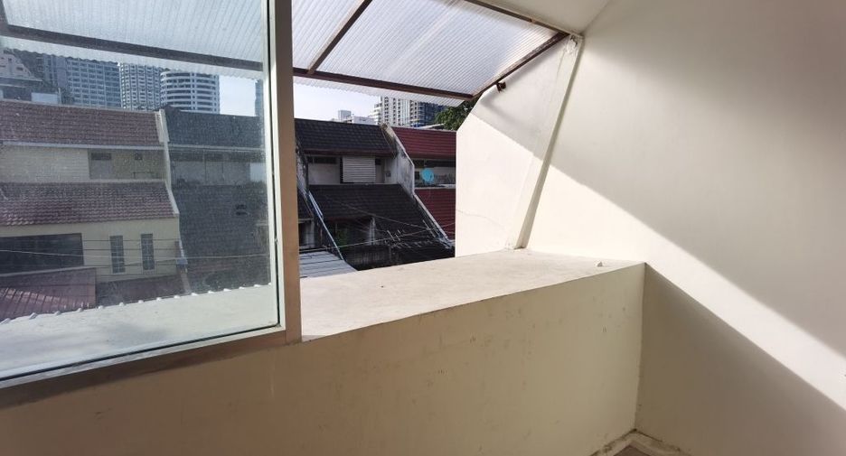 For rent 4 bedrooms townhouse in Watthana, Bangkok